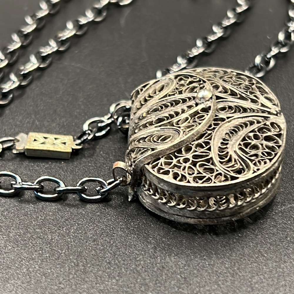 Adorable vintage filigree purse necklace - Picture 3 of 7